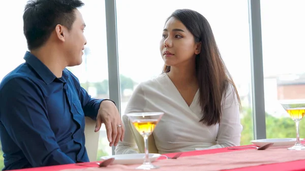 Glückliches romantisches Paar beim Mittagessen im Restaurant — Stockfoto