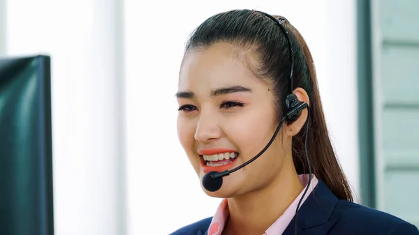 Gente de negocios con auriculares trabajando en la oficina — Foto de Stock