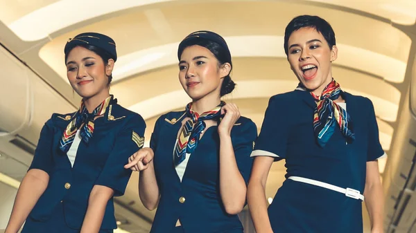 Equipe de cabine dançando com alegria no avião — Fotografia de Stock