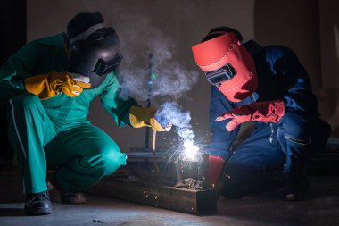 Metal kaynak çeliği, elektrik yay kaynak makinesi ile çalışır.