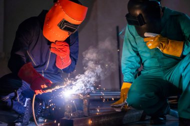 Metal kaynak çeliği, elektrik yay kaynak makinesi ile çalışır.