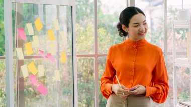 İş adamları proje planlama kurulunda çalışıyor