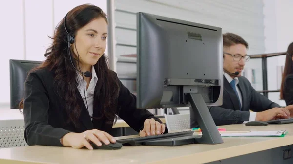 Geschäftsleute mit Headset arbeiten im Büro — Stockfoto