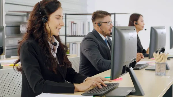 Geschäftsleute mit Headset arbeiten im Büro — Stockfoto