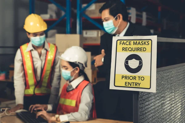 Figyelmeztető jelzés az ipari munkásoknak a Covid-19 megakadályozása érdekében — Stock Fotó