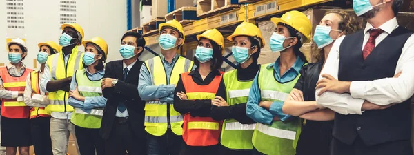为防止Covid-19而戴口罩的工厂工人群体 — 图库照片