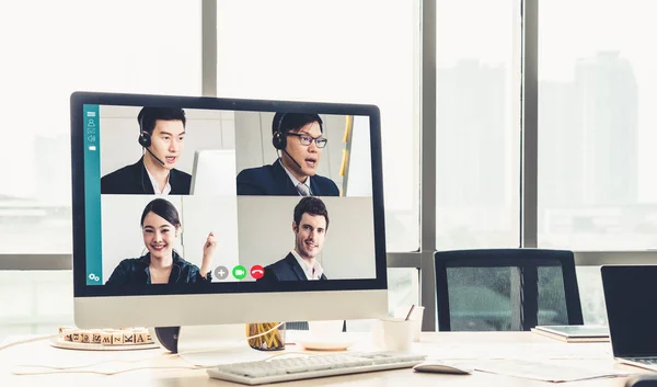 Videollamada reunión de gente de negocios en el lugar de trabajo virtual u oficina remota —  Fotos de Stock