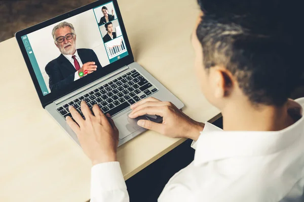 Réunion des gens d'affaires par vidéoconférence sur un lieu de travail virtuel ou un bureau distant — Photo