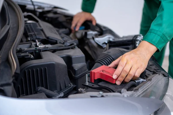 Professionelle Mechaniker Hand bietet Auto-Reparatur und Wartung — Stockfoto