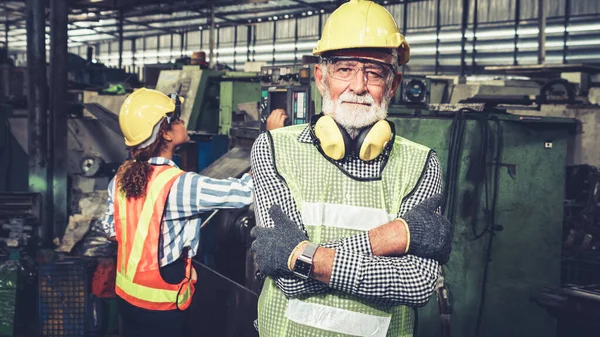 工場のシニア工場労働者やエンジニアのクローズアップ肖像画 — ストック写真