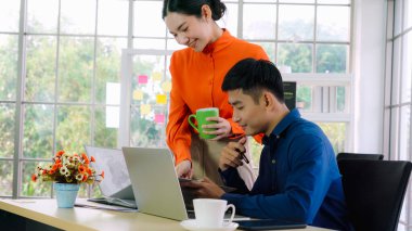 İki iş adamı ofiste proje stratejisi hakkında konuşuyor