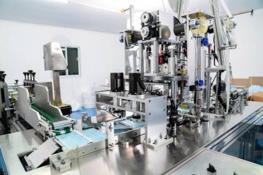 Modern fabrikada yüz maskesi üretim hattı