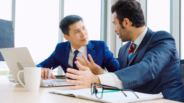 Två affärsmän pratar projektstrategi på kontoret — Stockfoto