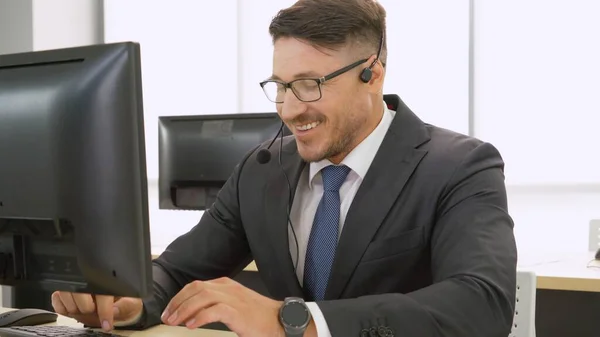 Business people wearing headset working in office — Stock Photo, Image