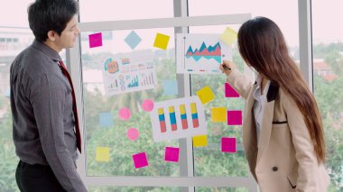 İş adamları proje planlama kurulunda çalışıyor