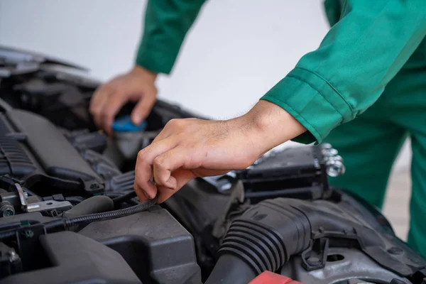 Mano meccanico professionale che fornisce servizio di riparazione e manutenzione auto — Foto Stock