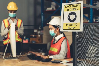 Fabrika işçileri için uyarı işareti Covid-19 'u önlemek için