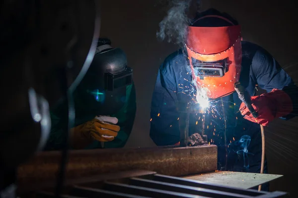 Metalen lassen staalfabrieken met behulp van elektrische boog lassen machine — Stockfoto