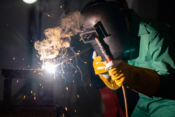 Metalen lassen staalfabrieken met behulp van elektrische boog lassen machine — Stockfoto