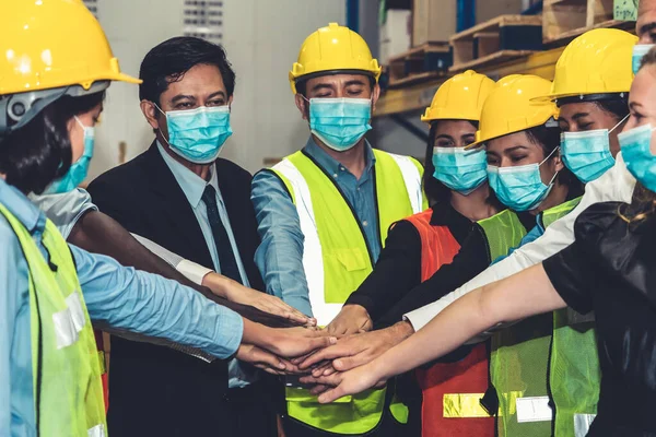 Gyári ipari dolgozók csoportja, akik maszkkal dolgoznak a Covid-19 megelőzése érdekében — Stock Fotó