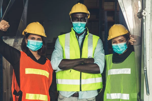 Arbeiter in der Fabrik arbeiten mit Mundschutz, um Covid-19 zu verhindern — Stockfoto