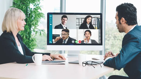 Grupo de videollamadas: reunión de empresarios en un lugar de trabajo virtual u oficina remota —  Fotos de Stock