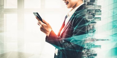 Modern yaratıcı iletişim ve internet ağı akıllı şehirde birleşir