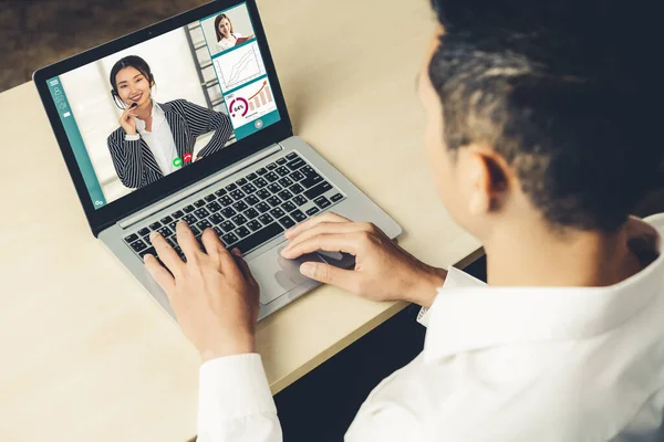 Réunion des gens d'affaires par vidéoconférence sur un lieu de travail virtuel ou un bureau distant — Photo