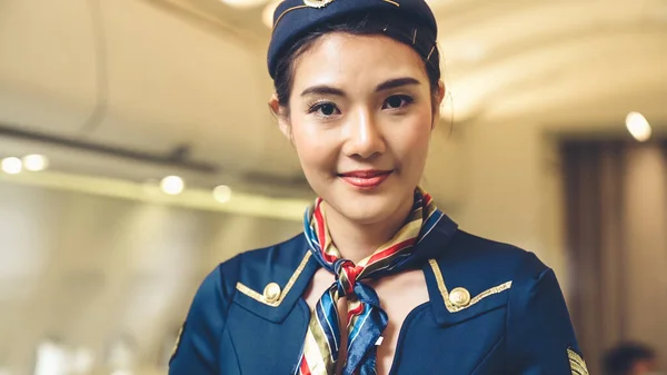 Kabinenpersonal oder Stewardess im Flugzeug — Stockfoto