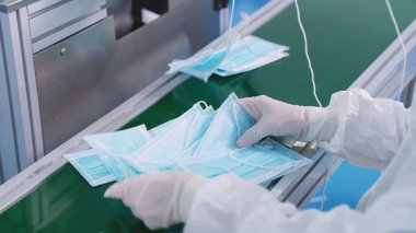 Modern fabrikada yüz maskesi üretim hattı