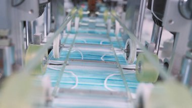 Modern fabrikada yüz maskesi üretim hattı