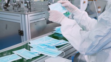 Modern fabrikada yüz maskesi üretim hattı