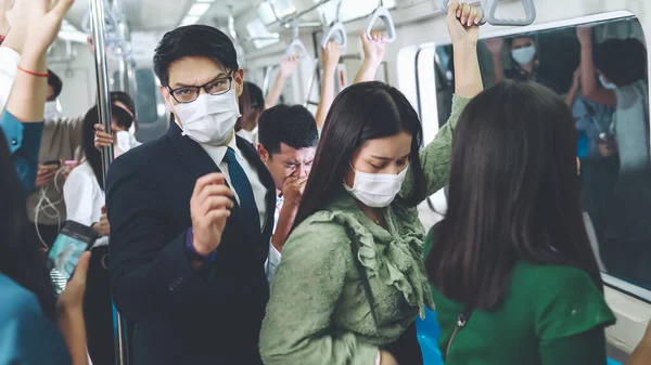 Orang sakit di kereta batuk dan membuat orang lain merasa khawatir tentang virus menyebar — Stok Foto