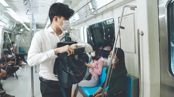 Multidão de pessoas usando máscara facial em uma viagem de trem de metrô público lotado — Fotografia de Stock