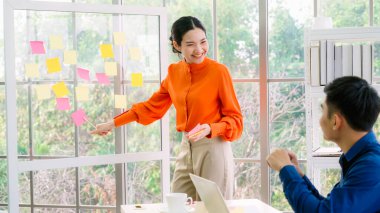 İş adamları proje planlama kurulunda çalışıyor