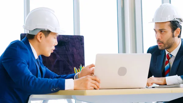 Reunião de engenheiros e arquitetos à mesa do escritório — Fotografia de Stock