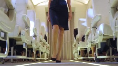 Gece uçuşu sırasında kabin ekibi uçakta yürüyordu.