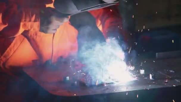 Metallschweißer arbeitet mit Lichtbogenschweißmaschine — Stockvideo