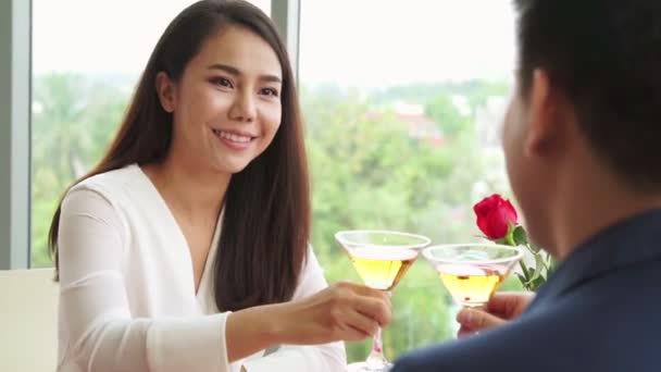 Feliz casal romântico almoçando no restaurante — Vídeo de Stock