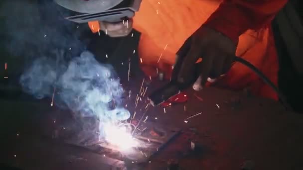 Metallsvetsare arbetar med båge svetsmaskin — Stockvideo