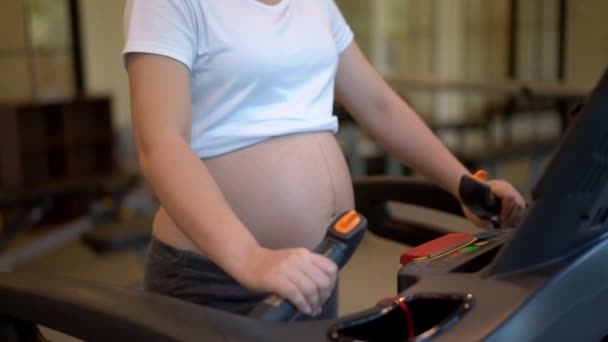 Exercício de mulher grávida ativa no centro de fitness. — Vídeo de Stock