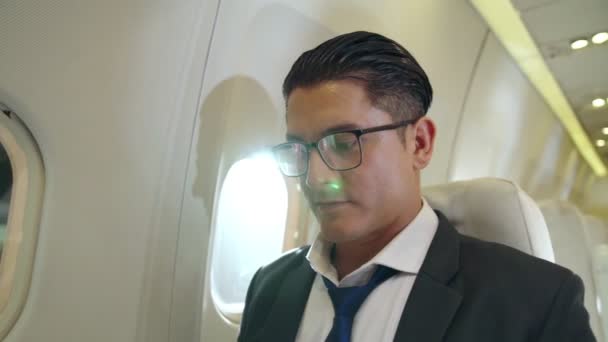 Empresário viajar em uma viagem de negócios de avião — Vídeo de Stock