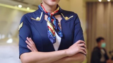 Kabin görevlisi ya da hostes uçakta çalışıyor.