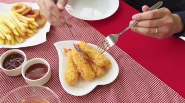 Restoranda yemek yiyen mutlu romantik çift.