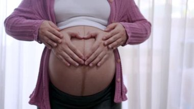 Hamile çift aşkı hisseder ve evde dinlenir..