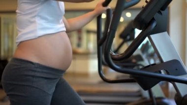 Aktif hamile kadın spor salonu..