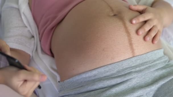 Femme enceinte et gynécologue médecin à l'hôpital — Video