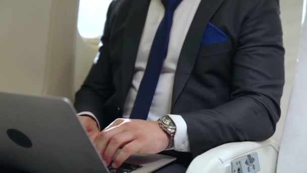 Jovem empresário usando computador portátil no avião — Vídeo de Stock