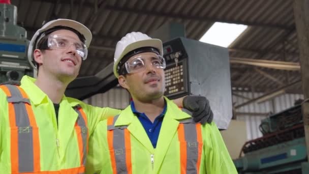 幸せな工場労働者は笑顔で友人と一緒に立っている — ストック動画