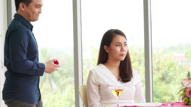 Feliz pareja romántica almorzando en el restaurante — Vídeos de Stock